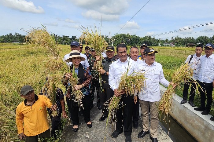 Ketua Komisi IV DPR RI, Titiek Soeharto saat meninjau jalanya panen raya bersama Menteri Pertanian Andi Amran Sulaiman di Kabupaten Bantul. (Dok. Kementerian Pertanian)