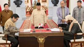 Presiden RI Prabowo Subianto menggaet investor Qatar dalam penandatangan kesepakatan atau MoU investasi pembangunan 1 juta rumah untuk rakyat. (Facebook.com @Setkab RI)

