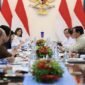 Presiden Prabowo Subianto menggelar rapat terbatas sekaligus makan siang bersama sejumlah jajaran Menteri Kabinet Merah Putih. (Facebook.com @Prabowo Subianto )

