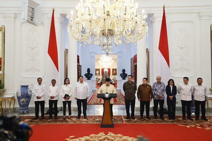 Presiden Prabowo Subianto menggelar rapat terbatas sekaligus makan siang bersama sejumlah jajaran Menteri Kabinet Merah Putih. (Facebook.com @Prabowo Subianto )

