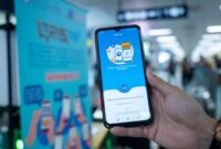 BRI hadirkan QRIS TAP, fitur pembayaran berbasis NFC yang memungkinkan pelanggan melakukan transaksi hanya dengan menempelkan ponsel ke mesin EDC BRI. (Dok. BRI)