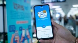 BRI hadirkan QRIS TAP, fitur pembayaran berbasis NFC yang memungkinkan pelanggan melakukan transaksi hanya dengan menempelkan ponsel ke mesin EDC BRI. (Dok. BRI)