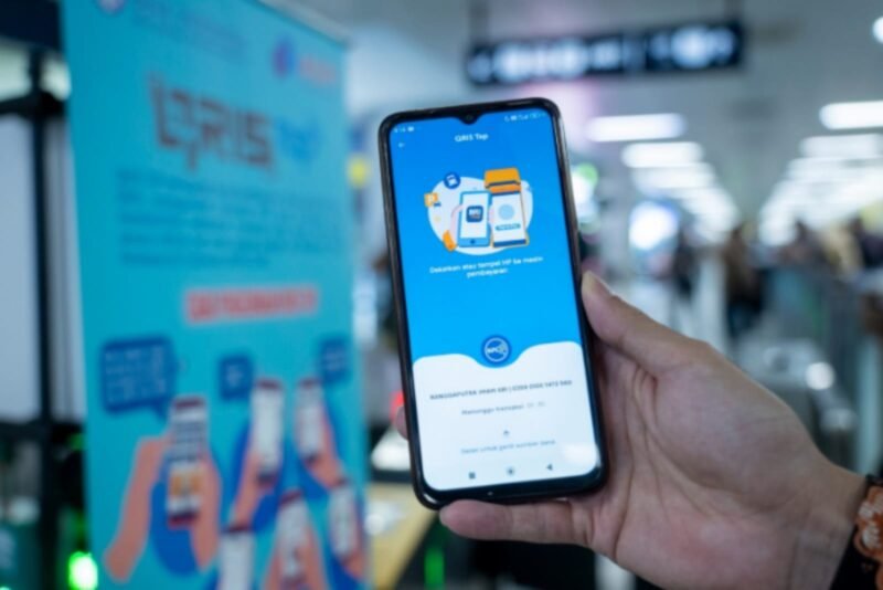 BRI hadirkan QRIS TAP, fitur pembayaran berbasis NFC yang memungkinkan pelanggan melakukan transaksi hanya dengan menempelkan ponsel ke mesin EDC BRI. (Dok. BRI)