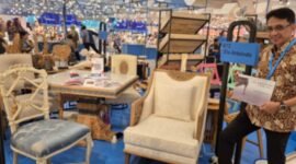 Els Artsindo, produsen mebel berbahan utama kayu asal Jepara saat mengikuti BRI UMKM EXPO(RT) 2025. (Dok. BRI)