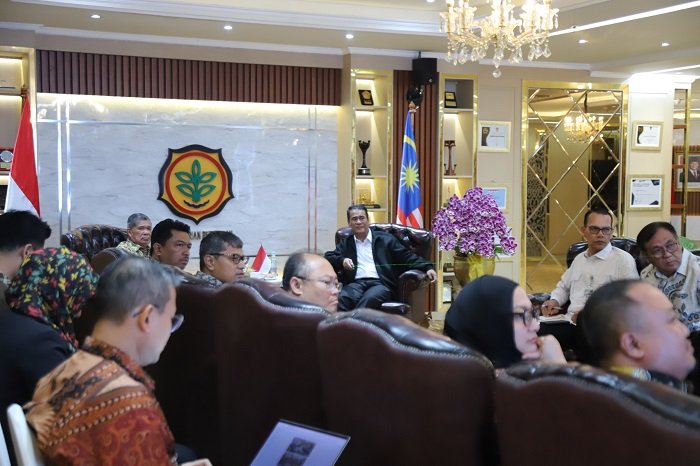 Menteri Pertanian (Mentan) Indonesia, Andi Amran Sulaiman (kanan) saat menerima Menteri Pertanian dan Keterjaminan Makanan Malaysia, Datuk Seri Mohammad Bin Sabu di kantor Pusat Kementerian Pertanian. (Dok. Kementan)