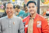 Presiden ke-7 RI Joko Widodo bersama anaknya yang juga sebagai Ketua Umum Partai Solidaritas Indonesia (PSI), Kaesang Pangarep. (Dok. PSI).