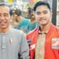 Presiden ke-7 RI Joko Widodo bersama anaknya yang juga sebagai Ketua Umum Partai Solidaritas Indonesia (PSI), Kaesang Pangarep. (Dok. PSI).