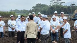 Wamentan Sudaryono menyerahkan traktor dan combine harvester ke petani Ketapang, dia peringatkan larangan jual atau sewa alsintan bantuan negara. (Dok. Kementerian Pertanian)
