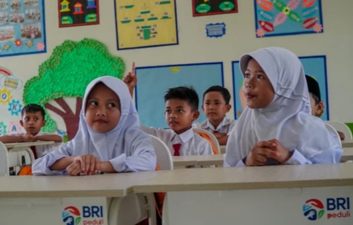 BRI Peduli salurkan beasiswa untuk 10 SD di berbagai daerah! Ini bukti nyata komitmen BRI dalam mendukung pendidikan dan menciptakan generasi unggul. (Dok. BRI)