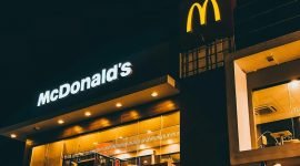 Aktivis Swadeshi Jagran Manch membagikan brosur boikot produk AS di pusat kota New Delhi. (Pexels.com /Robi Pastores)