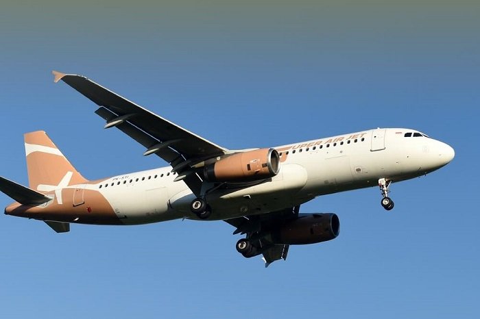 Maskapai Super Air Jet menunda keberangkatan pesawat IU-745 hingga keesokan paginya. (Facebook.com @Super Air Jet )