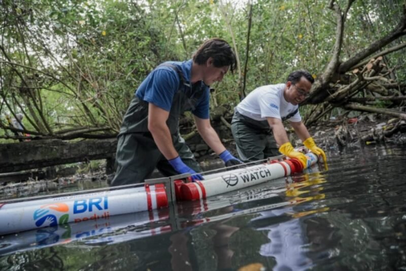 Menjaga sungai berarti menjaga masa depan! BRI Peduli dan Sungai Watch bersihkan Tukad Badung, Bali. Aksi nyata peduli lingkungan. (Dok. BRI)