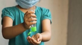 Seseorang mencuci tangan dengan sabun cair di wastafel umum. (Pixabay.com/soumen82hazra)